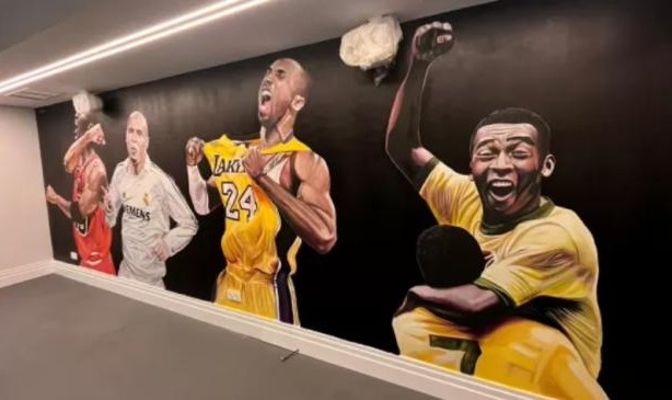 维尼修斯健身房壁画上有谁？致敬贝利！C罗后补的！