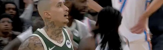 开云APP-波蒂斯肘倒华莱士随后华莱士还击波蒂斯，裁判各打五十大板